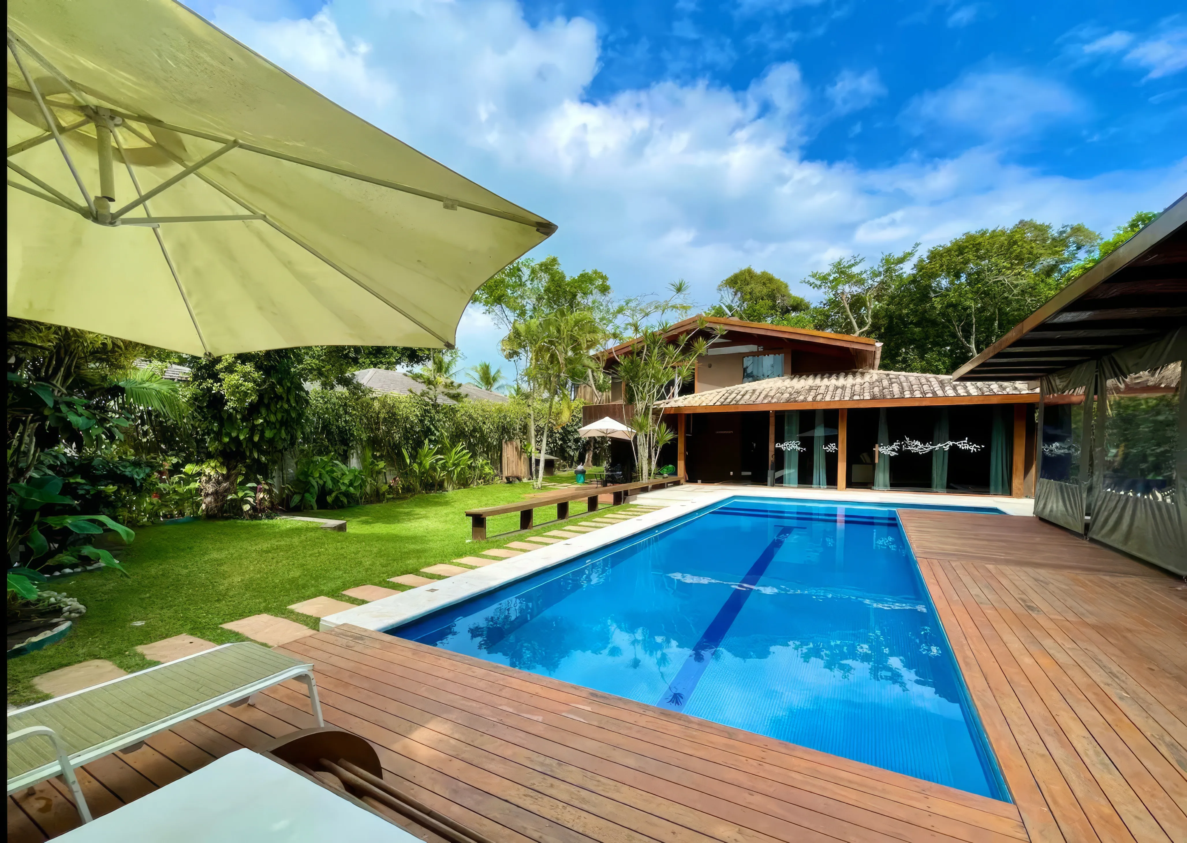 Sala de estar ampla e moderna com TV de 65 polegadas e sistema de som.