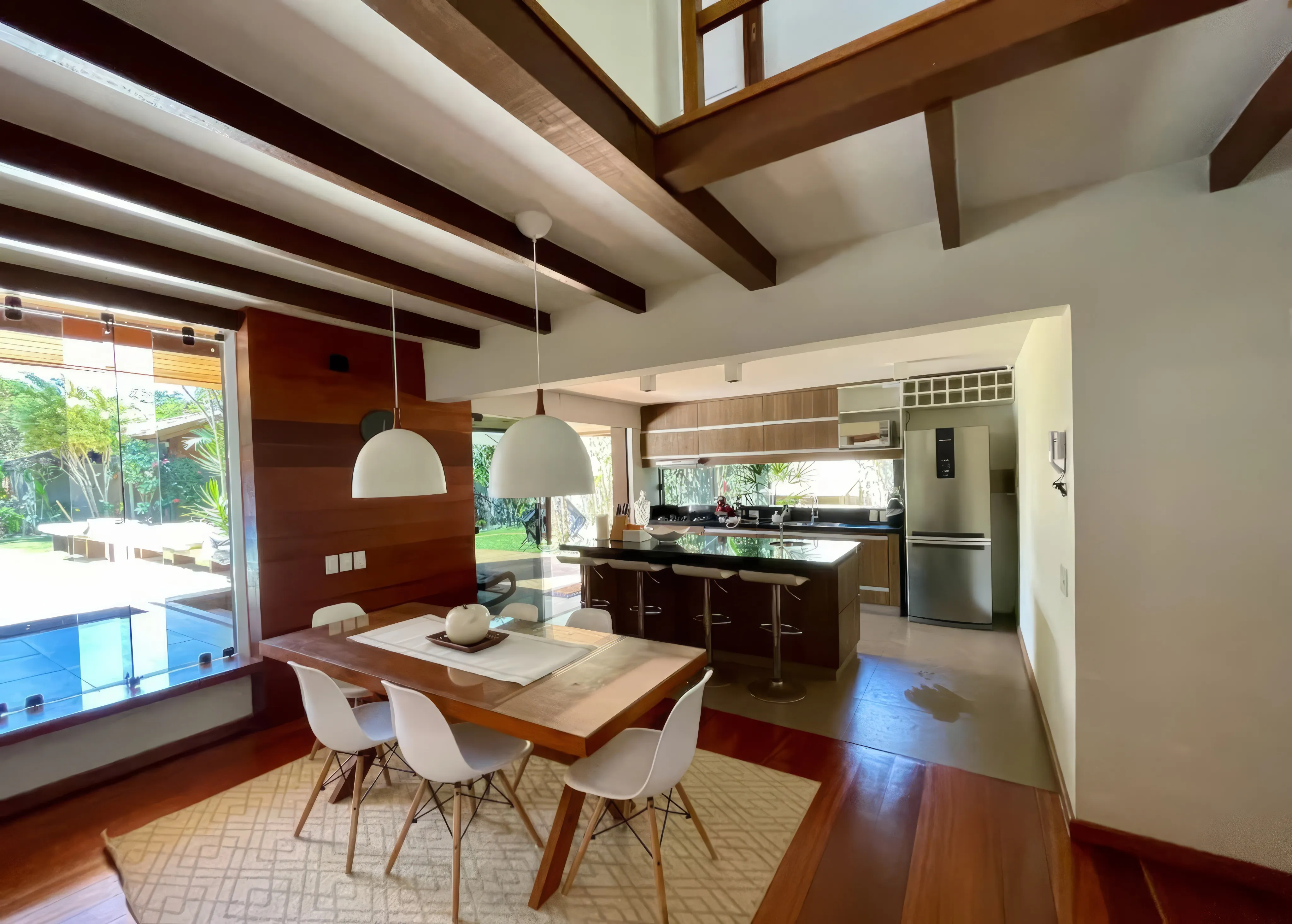 Cozinha gourmet totalmente equipada com bancada em ilha e design contemporâneo.